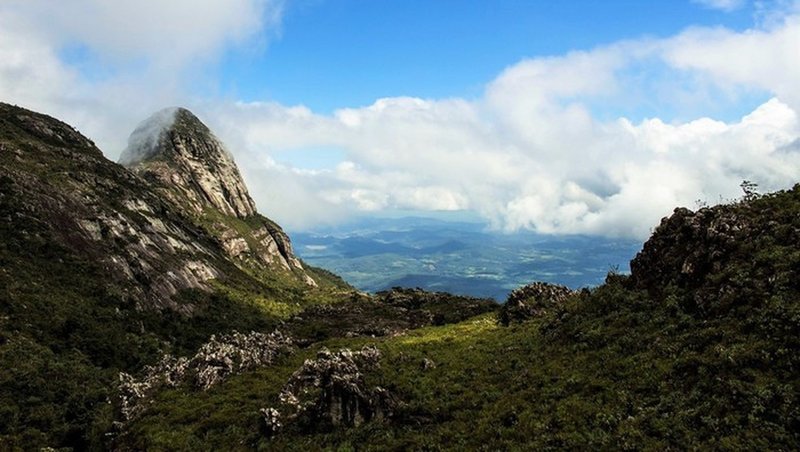 The way to Agulhinha Peak.