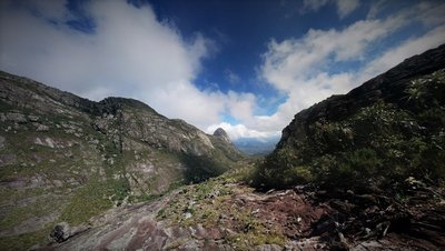 The way to Baiano and the Agulhinha Peak behind.