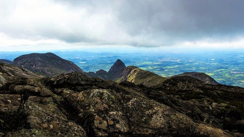 Baiano Peak summit and the Agulhinha Peak.