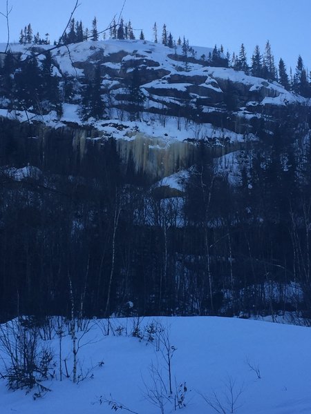 Parois de roche et de glace vues du sentier.