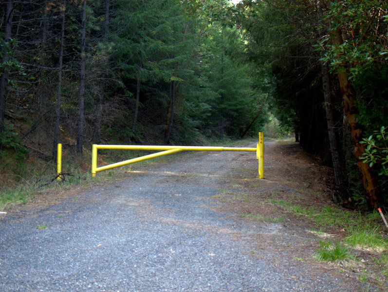 The yellow gate beyond which is the road you can use to shorten the trail.