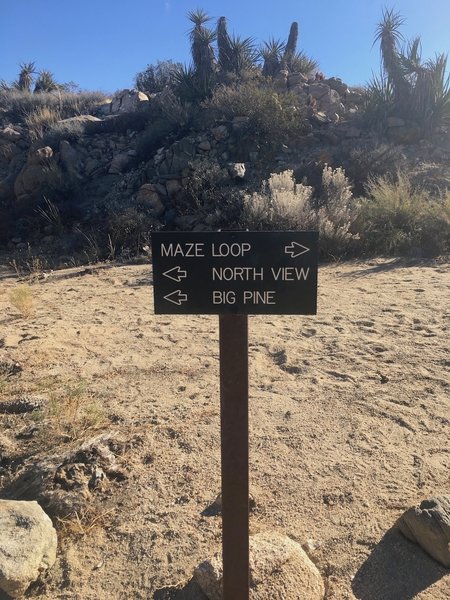 Sign at one of two intersections of the Maze Loop trail and the North View trail.  Walking Maze Loop clockwise this sign is at the second intersection of the North View view trail and the Maze Loop trail.