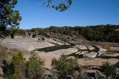 Clear views of the main cascades from the lower viewpoint