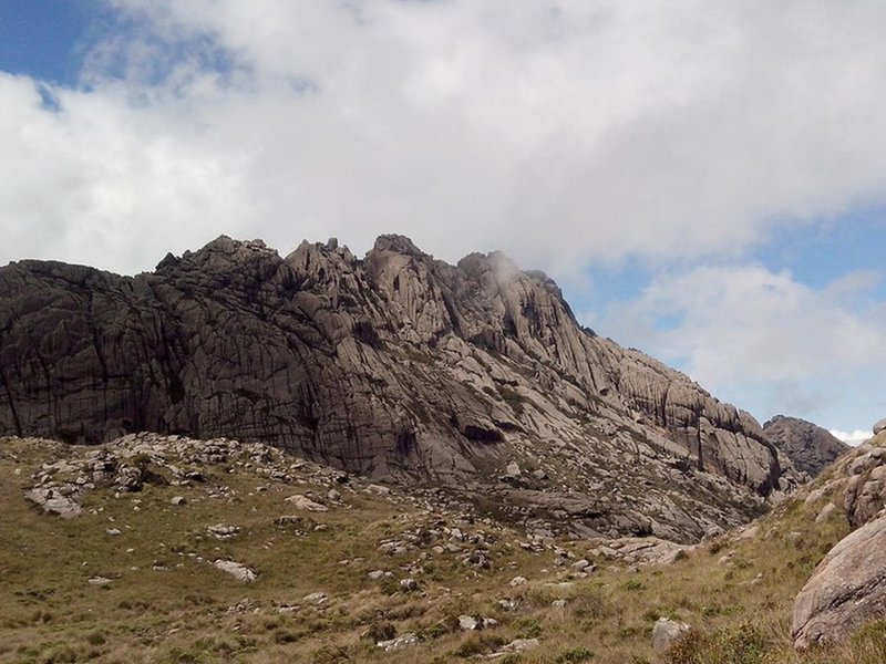 Agulhas Negras peak seen from the trail to Altar.