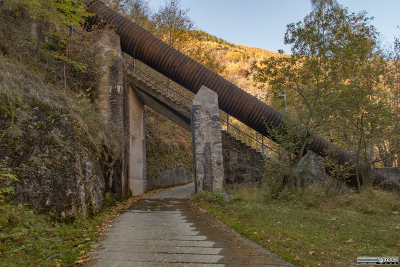 Intersection between the the Vedello-Ambria road and the pressure pipes.