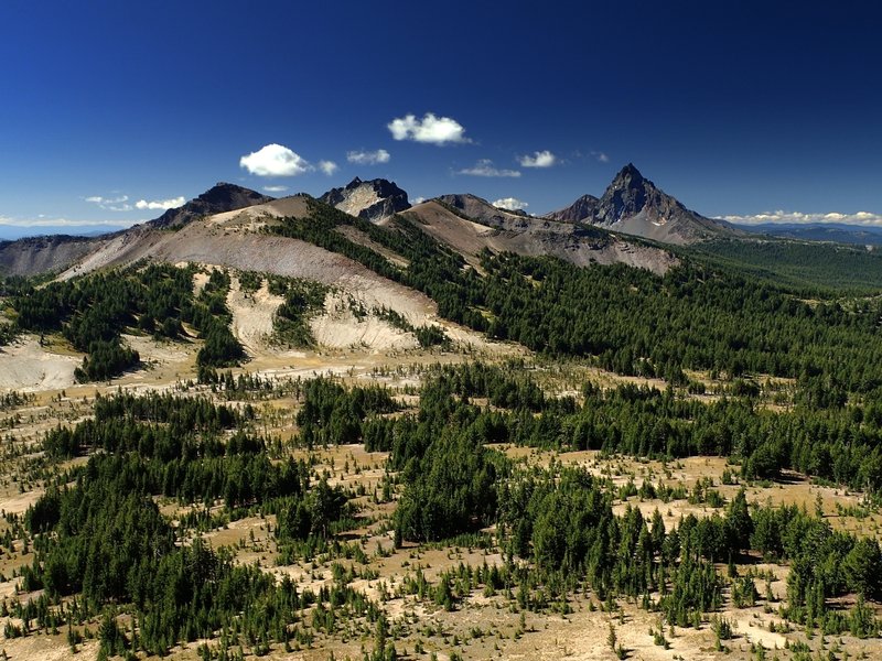 Howlock Mountain (L) and Mount Thielsen (R) from Tipsoo Peak