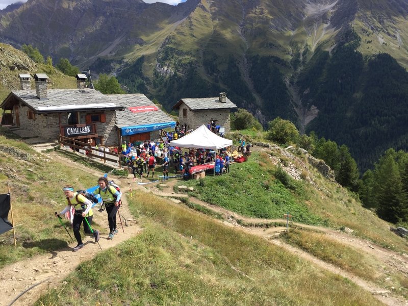 Refuge Bertone aid station at 15 km