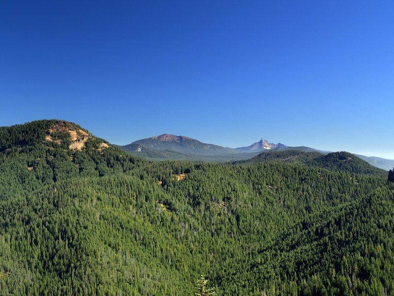 Rattlesnake Mountain (L), Mount Bailey (C), and Mount Thielsen (R) from Rocky Ridge.