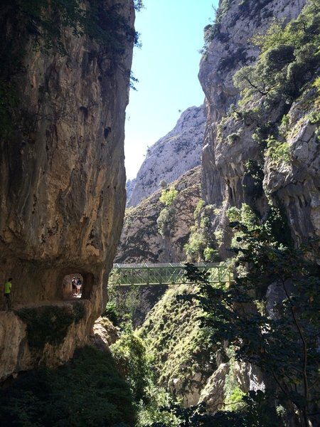 Footbridge over the Cares river