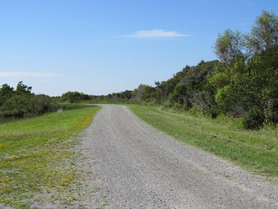 Start of West Dike Trail at the right hand side of the fork