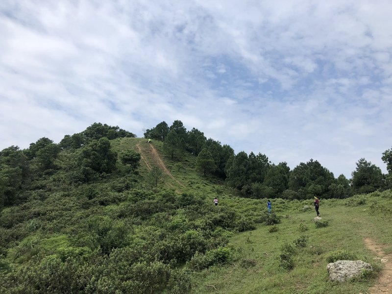 Runners and bikers crossing the second slopes, where they can enjoy the view from its peak