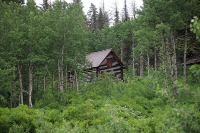There are some NPS buildings at the beginning of the trail. The vegetation is a indication of things to come.