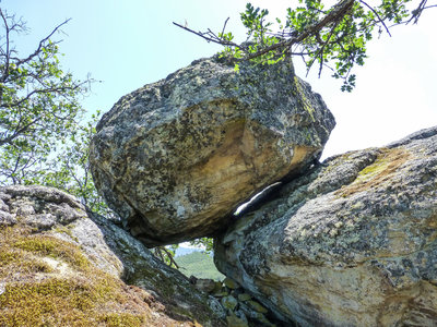 Giant boulders on top of Little Songer Butte