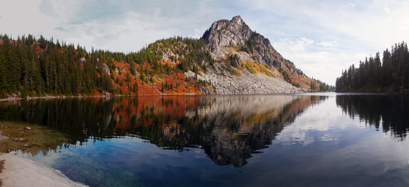 Lake Valhalla and Lichtenberg Mountain from the beach