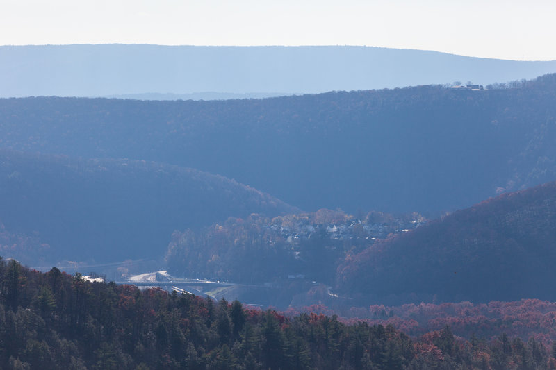 Looking right from overlook you can see town Jim Thorn, bridge over Lehiht River and surrounding mountains.