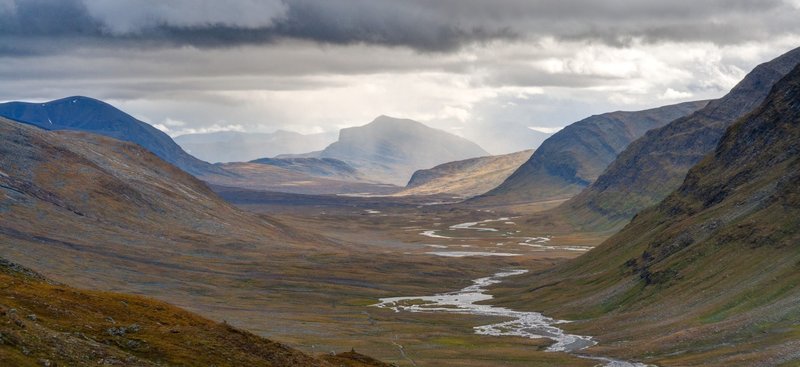 The view from Tjäktja pass, looking down Tjäktjavaggi is one of the trail’s best. Foto: Christoph Strässler from Oberdorf BL, Schweiz (Tjäktjavagge) [CC BY-SA 2.0 (https://creativecommons.org/licenses/by-sa/2.0)], via Wikimedia Commons