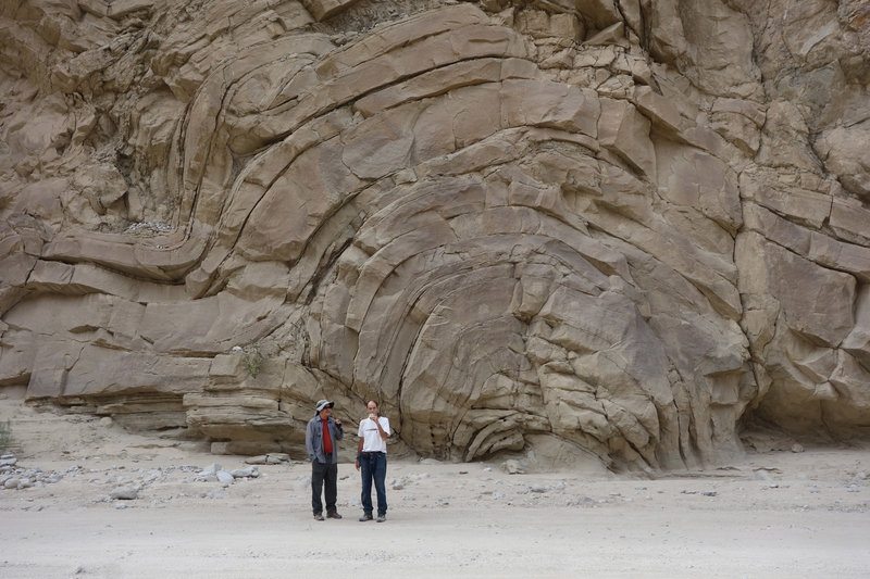 Two hikers at the anticline in the split of Split Mountain