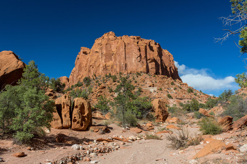 Stay right when you approach these rocks, the canyon to the left is a dead end