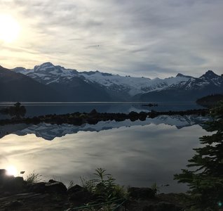 Nice spot by the lake to sip your coffee and enjoy the view.