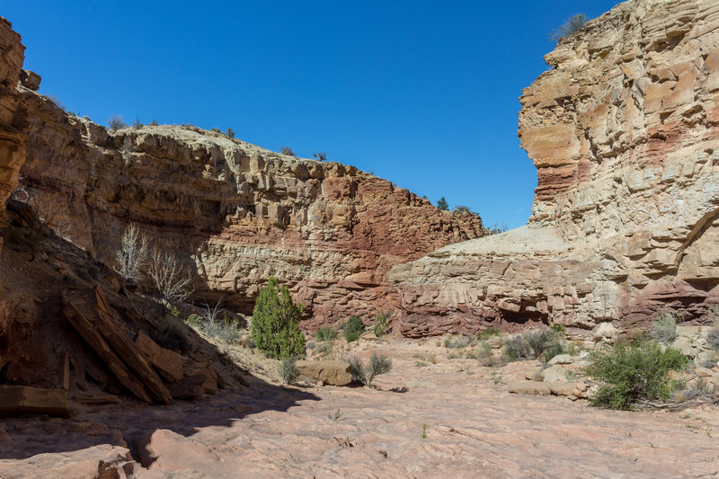 The rocky and wide bed of Cottonwood Wash as you enter the Waterpocket Fold