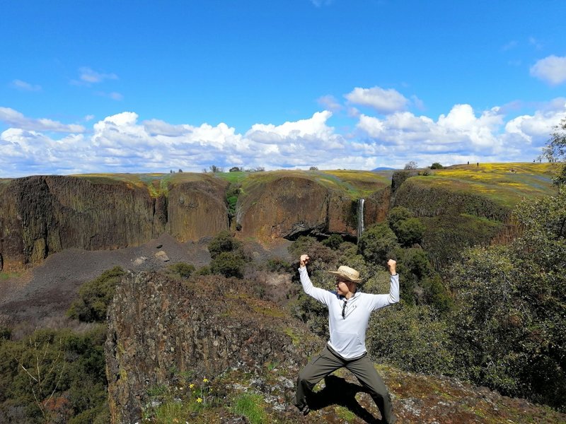 A beautiful hike where you see cattle wandering on a plateau full of flowers.