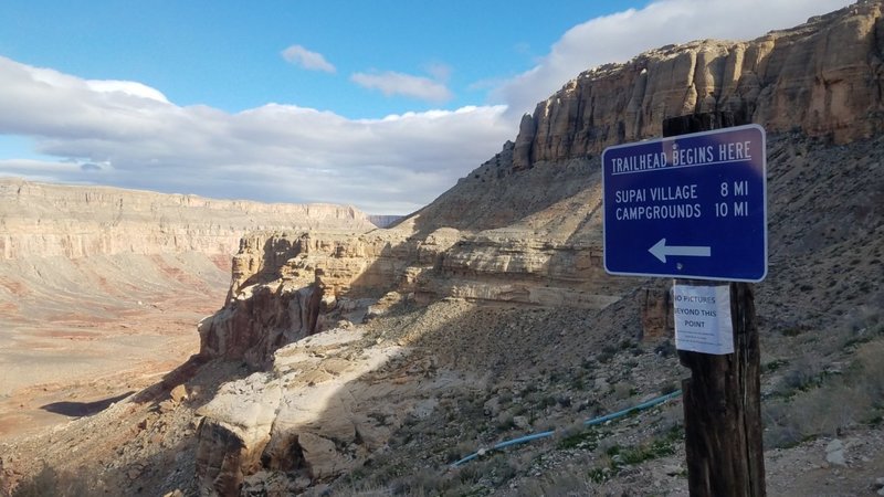 Staring point of the trail down to the bottom of the canyon.