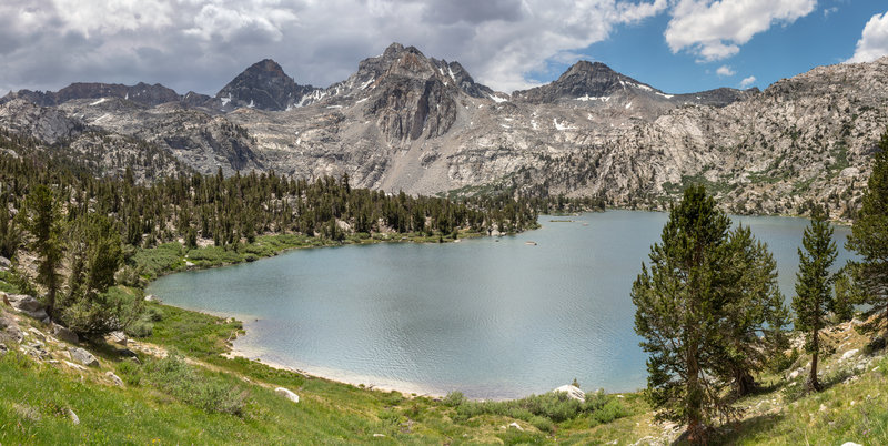 The middle Rae Lake with Glen Pass in the far.