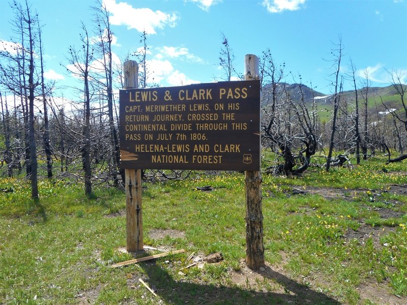 Sign that marks the top of the pass.
