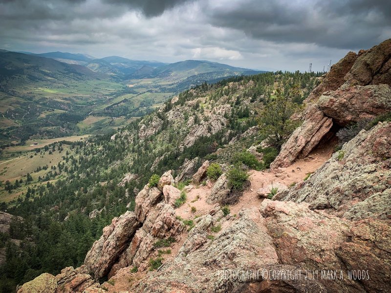 Once over the incline, traverse along this edge, right, to the summit of Horsetooth Mountain.