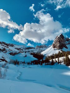 Frozen Lake Blanche and snow-capped Sundial Peak.