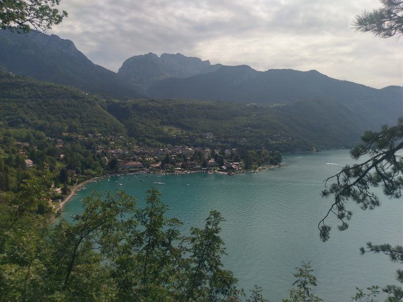 Bench with a view of Talliores and La Tournette peaks