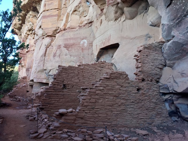 Ruins and rock art at Honanki