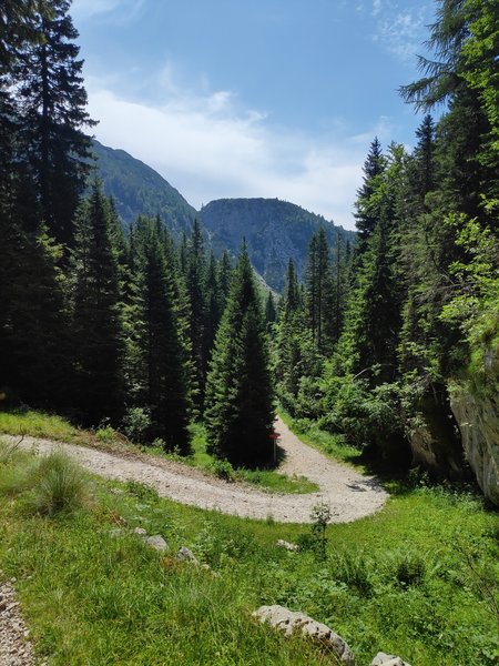 Trail to Lake Krn