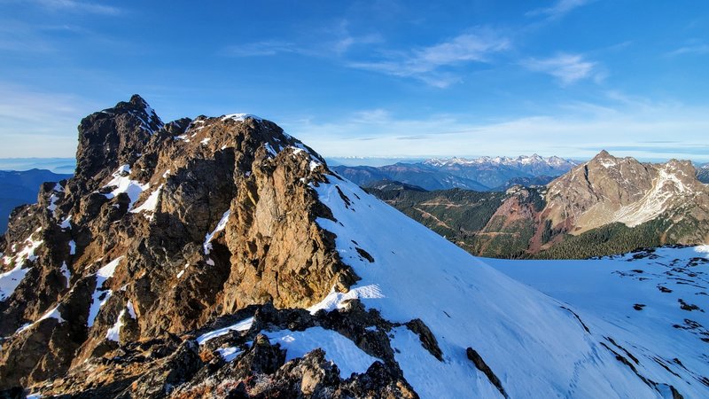 View from the false summit to the Tomyhoi Peak.