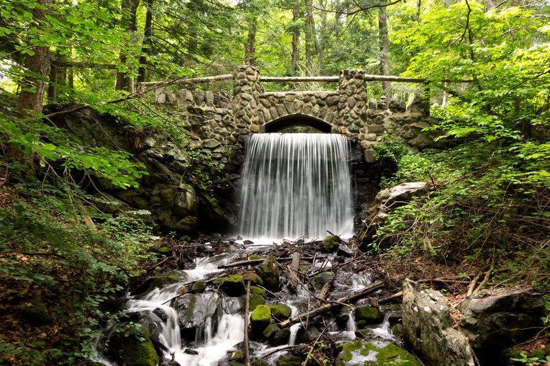 Stone Bridge Waterfall" by Eric Kilby (https://www.flickr.com/photos/ekilby/9113874150/in/photolist-eTmZgd-eTmYqL-eTmZU1-eTazyP/), Flickr licensed under CC BY-SA 2.0 (https://creativecommons.org/licenses/by-sa/2.0/).