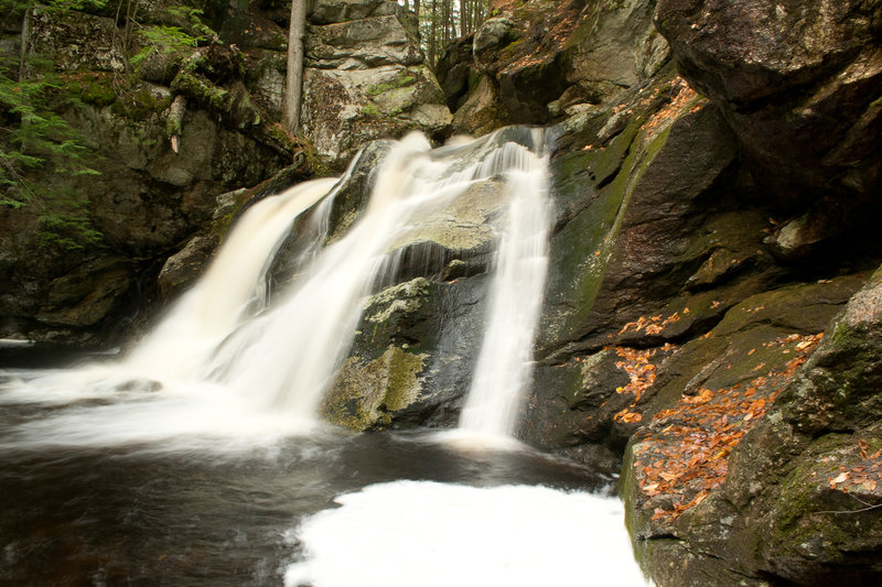 Lower Purgatory Falls by Josh Graciano (https://www.flickr.com/photos/newmundane/) licensed under CC-BY-SA 2.0 (https://creativecommons.org/licenses/by-sa/2.0/)