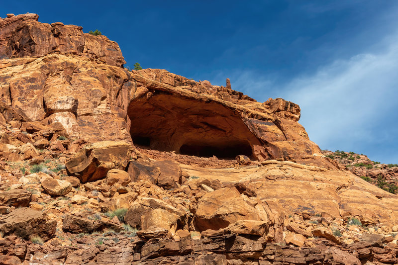 A large alcove forming just above the Syncline Loop Trail