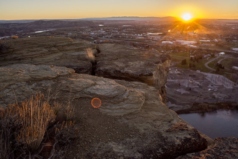 "Four Dances from the top 35" by Bureau of Land Management Montana and Dakotas (https://tinyurl.com/yhdplgxh), Flickr licensed under CC BY-SA 2.0 (https://creativecommons.org/licenses/by-sa/2.0/).