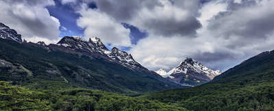 Los Perros Valley viewpoint, with the Glacier Los Perros at the end to the left.