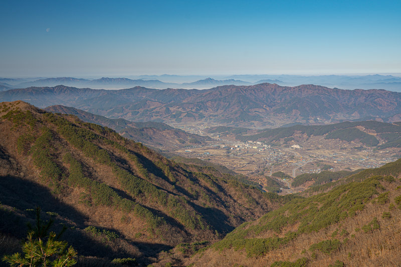 Small town at the eastern base of the park