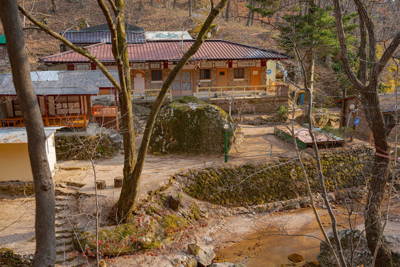 Songnisan has many shops and restaurants along the trails