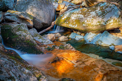 The water in the mountain streams is very clear, still should be filtered before drinking.
