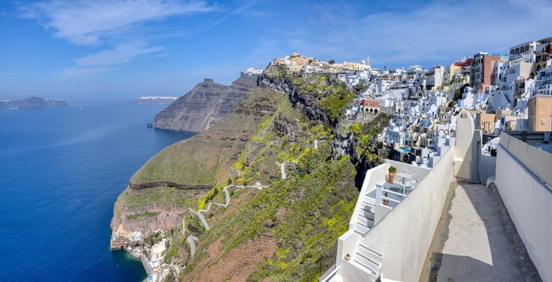 Imerovigli and the zigzaing road to the old port - Santorini