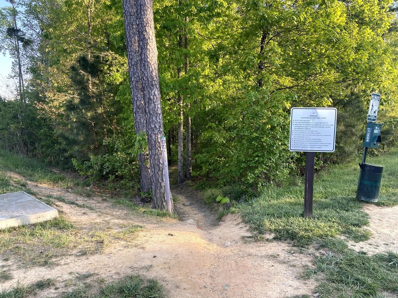 Entrance to Wildwind Trail from Wildwind Dr