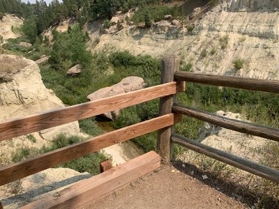Nice safe view of the canyon from the trail.
