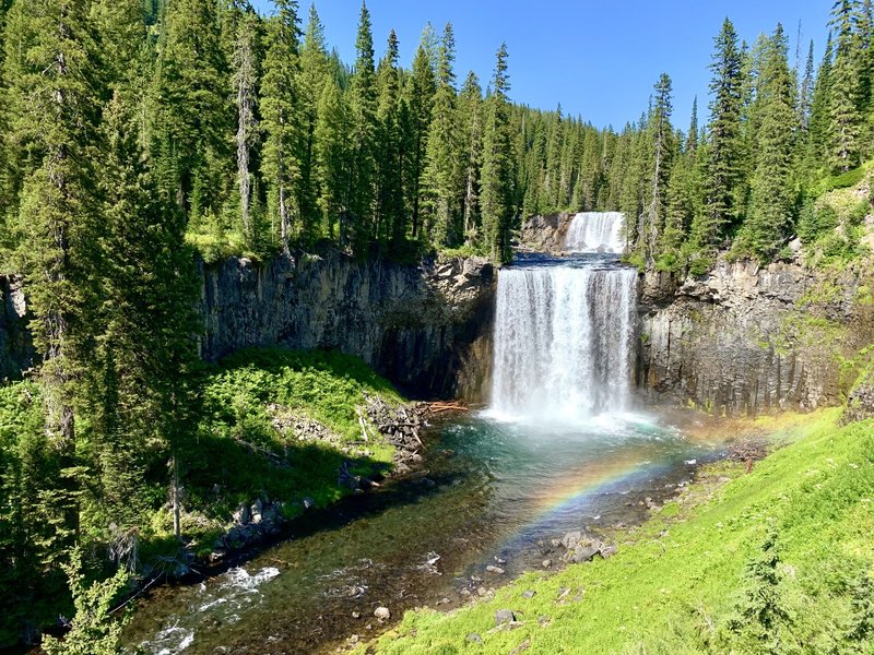 The small spur trail that lead down to this Colonnade Falls viewpoint is well worth the time and effort.