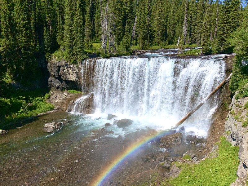 The plentiful mist thrown up by Iris Falls make beautiful rainbows a frequent part of the view. Flower and wild onions grow on the canyon rim just off the trail.