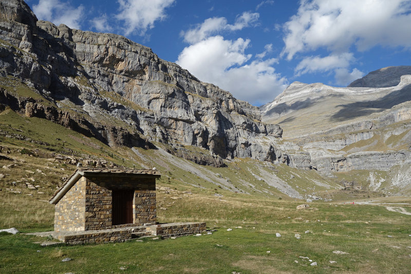 Mountain refuge in Circo del Soaso (Soaso cirque)