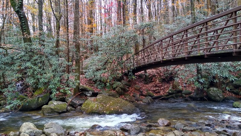 Footbridge connecting day use parking area to trailhead.