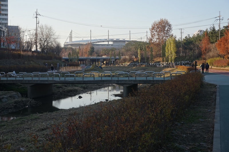 Bulgwangcheon Stream towards the World Cup Stadium. Walking this part of section 7 in reverse.